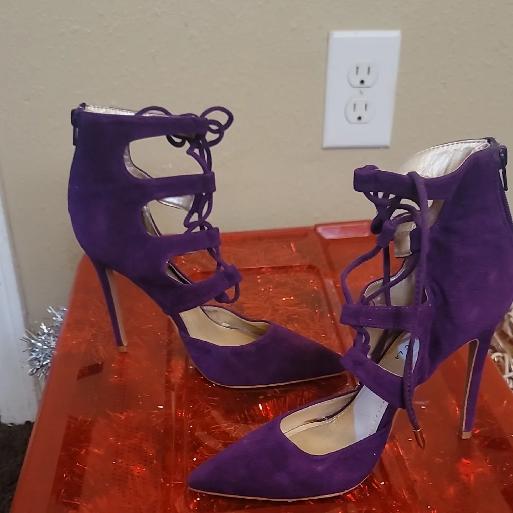 Unique Point Toe Heels - Picture 3 of 8